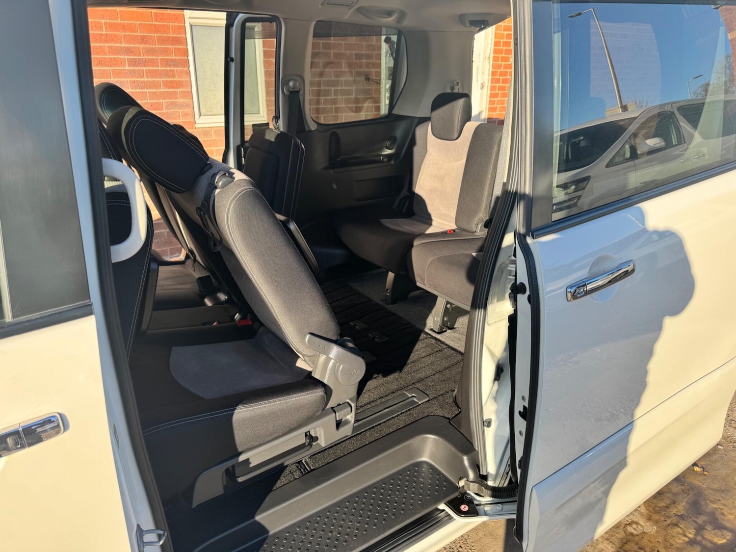 Used Nissan Serena for sale - 76714980: Photo 16