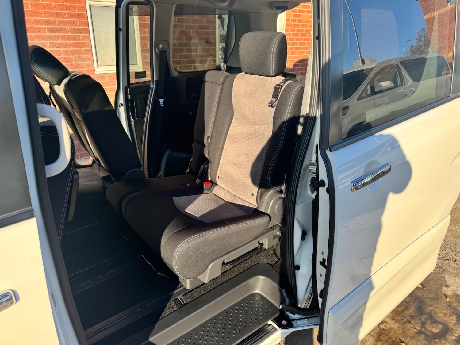 Used Nissan Serena for sale - 76714980: Photo 17