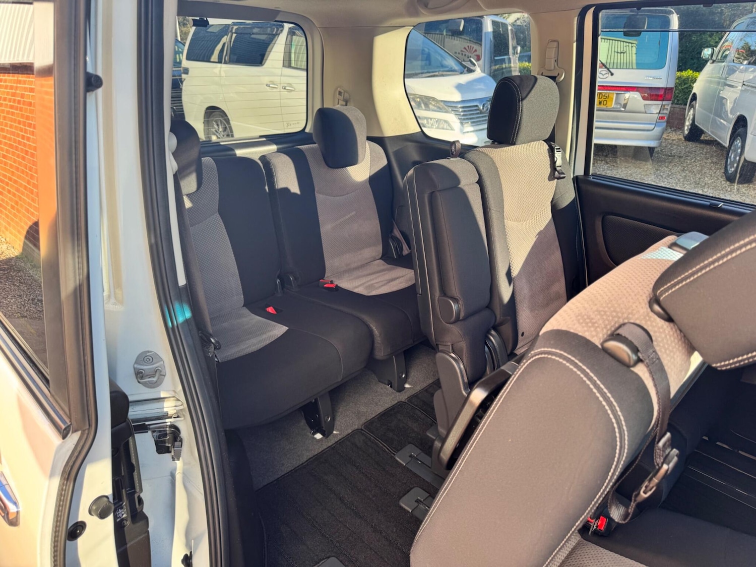 Used Nissan Serena for sale - 76714980: Photo 18