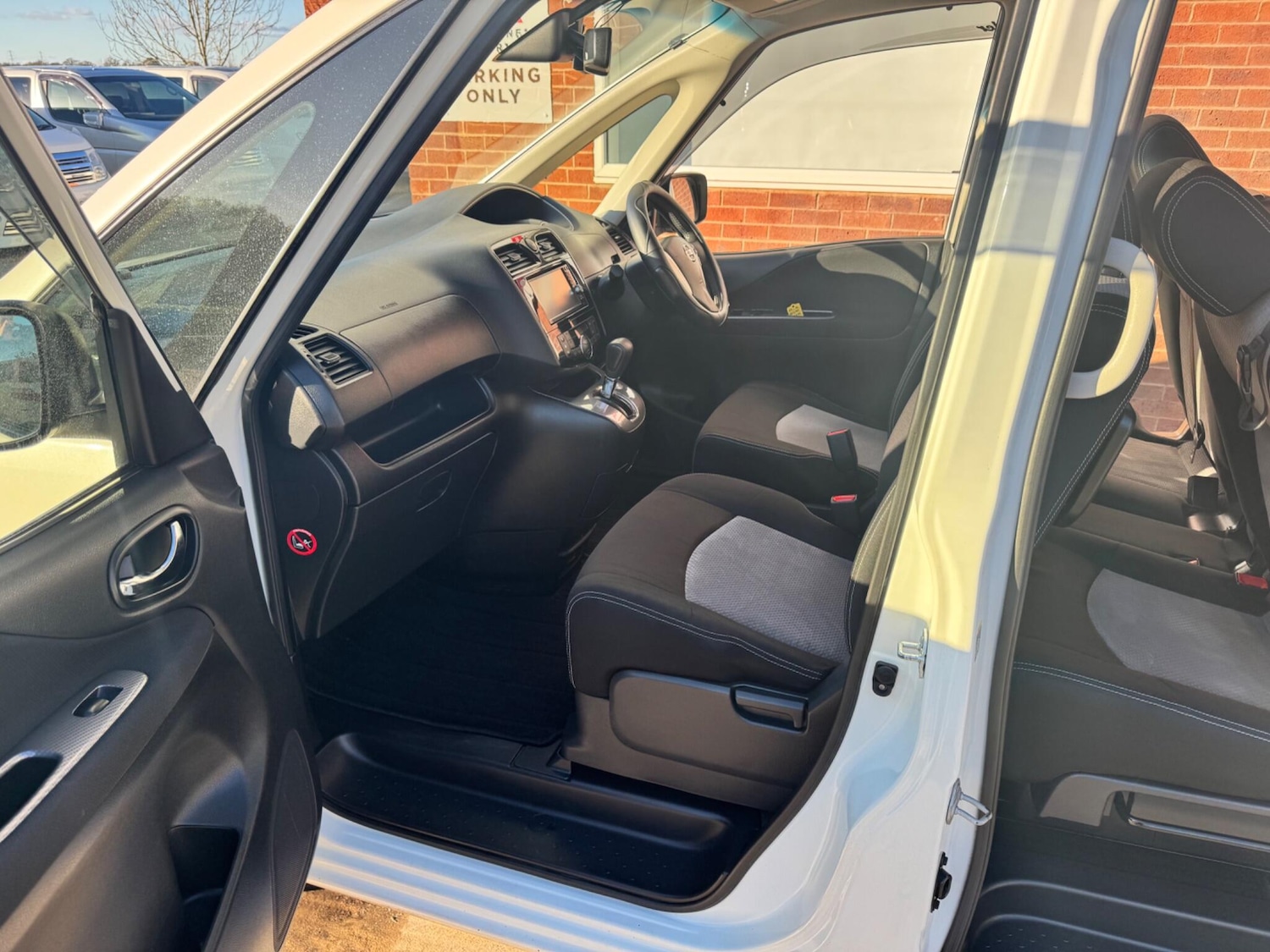 Used Nissan Serena for sale - 76714980: Photo 24