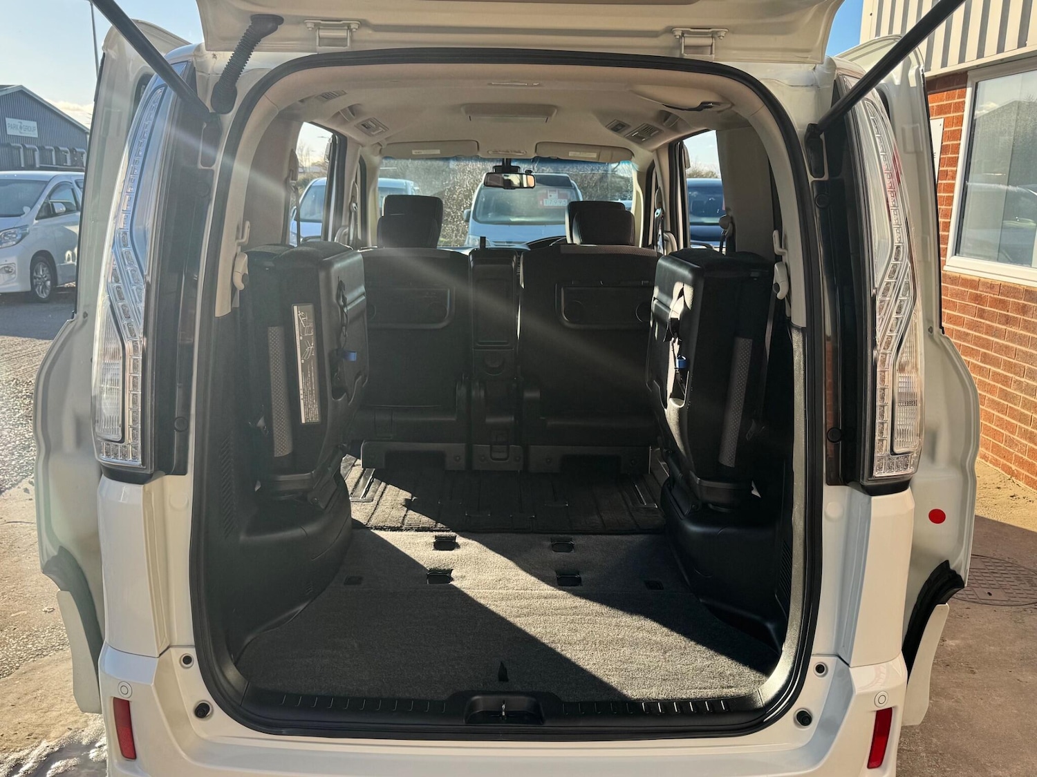 Used Nissan Serena for sale - 76714980: Photo 25