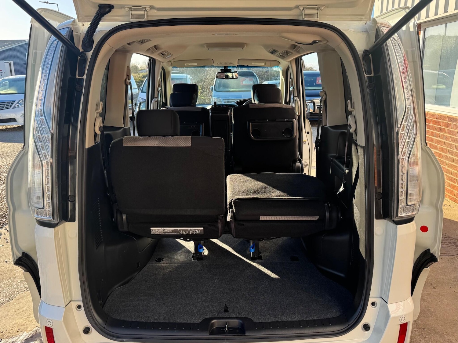 Used Nissan Serena for sale - 76714980: Photo 28