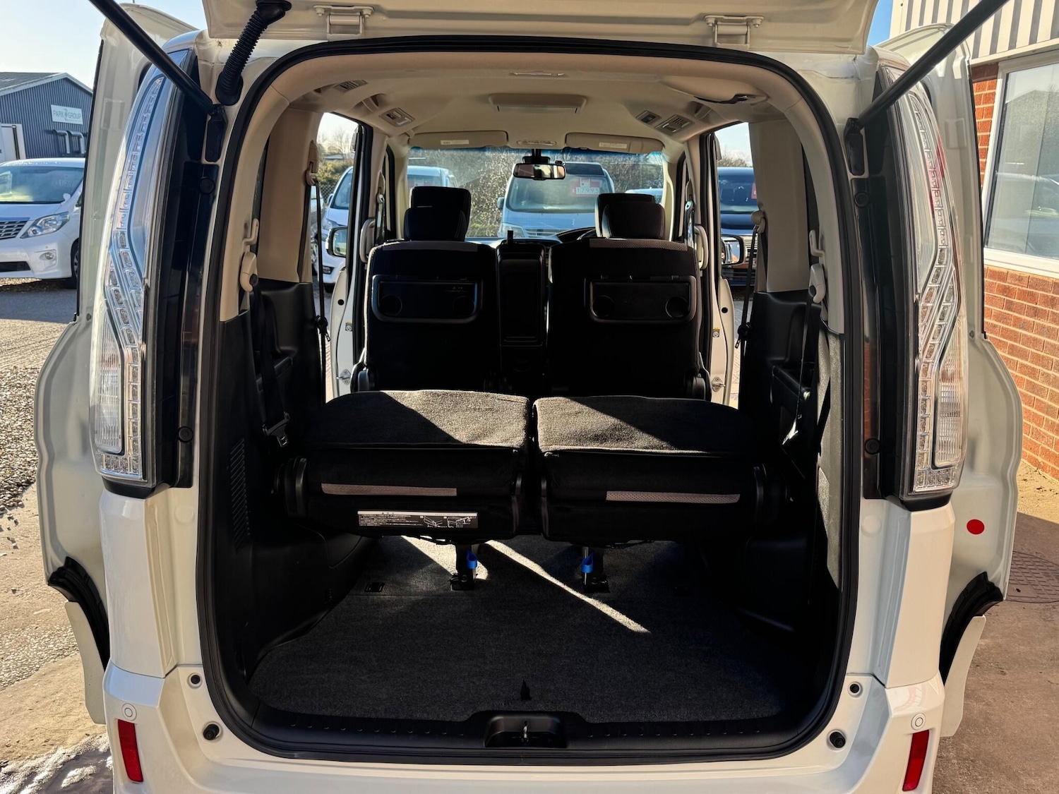 Used Nissan Serena for sale - 76714980: Photo 29