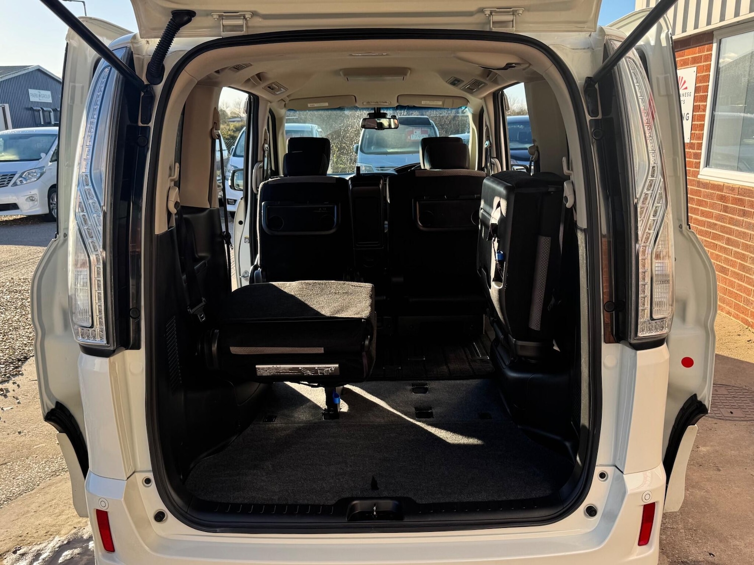 Used Nissan Serena for sale - 76714980: Photo 30