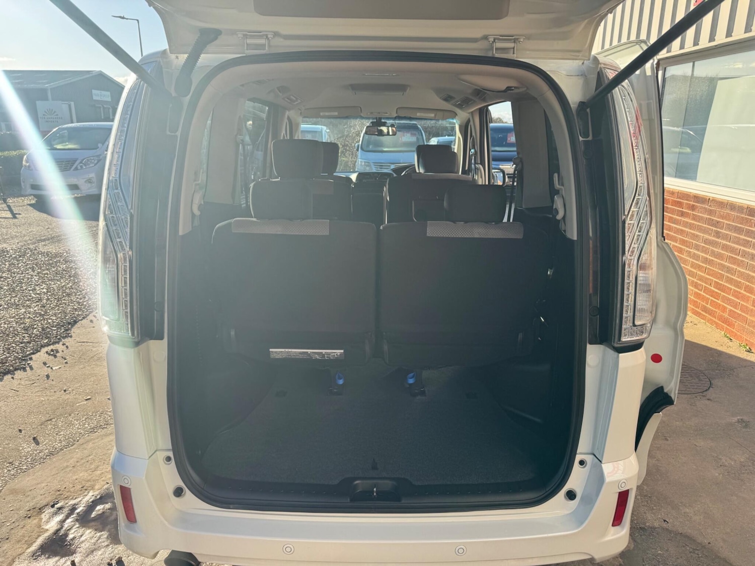 Used Nissan Serena for sale - 76714980: Photo 31