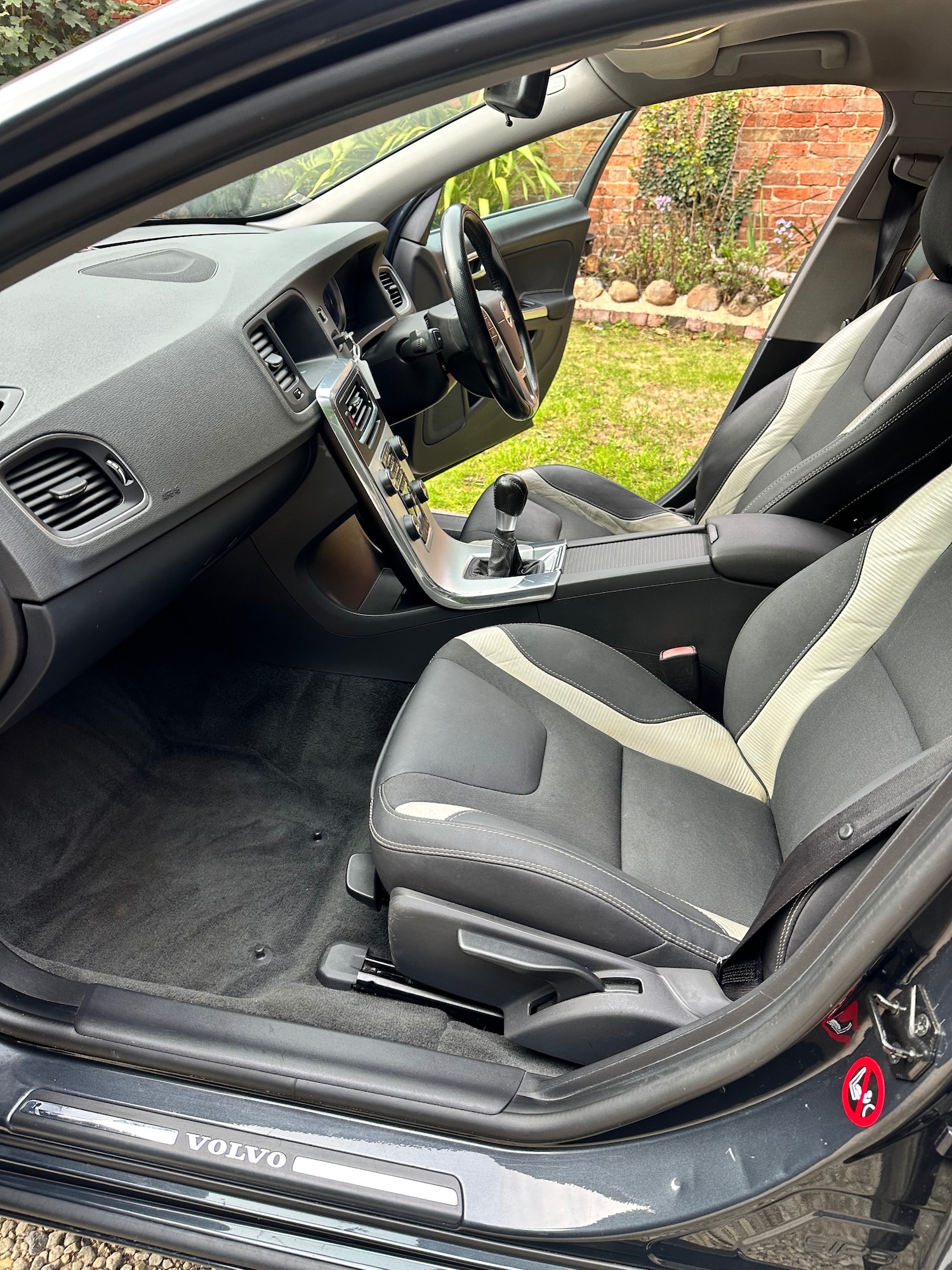 Used Volvo V60 2012 for sale - 76170235: Photo 26