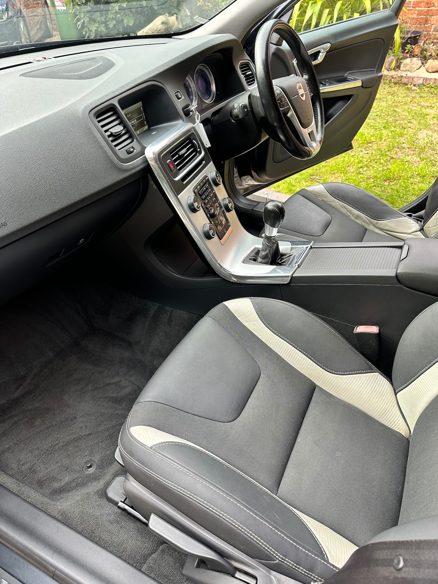 Used Volvo V60 2012 for sale - 76170235: Photo 28