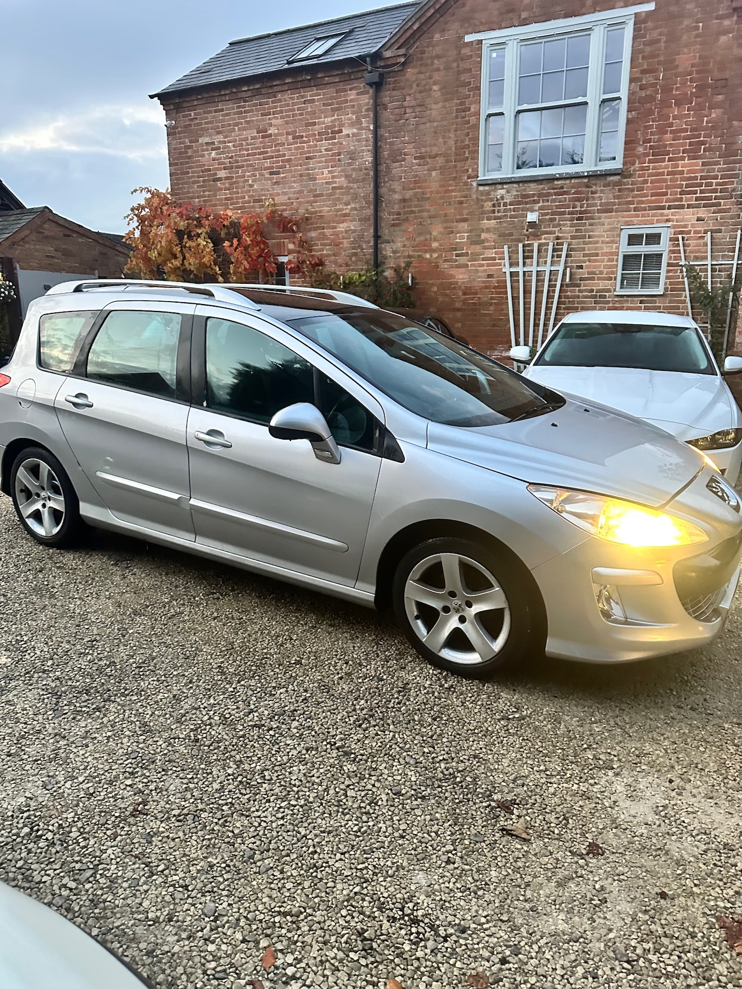 Used Peugeot 308 2011 for sale - 76510304: Photo 2