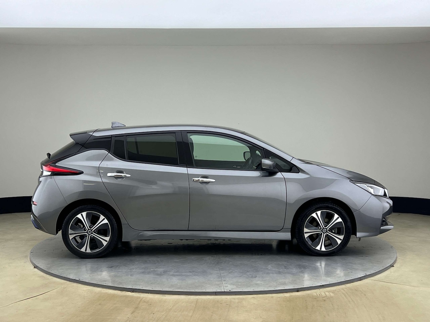 Used Nissan Leaf for sale - 76469140: Photo 2