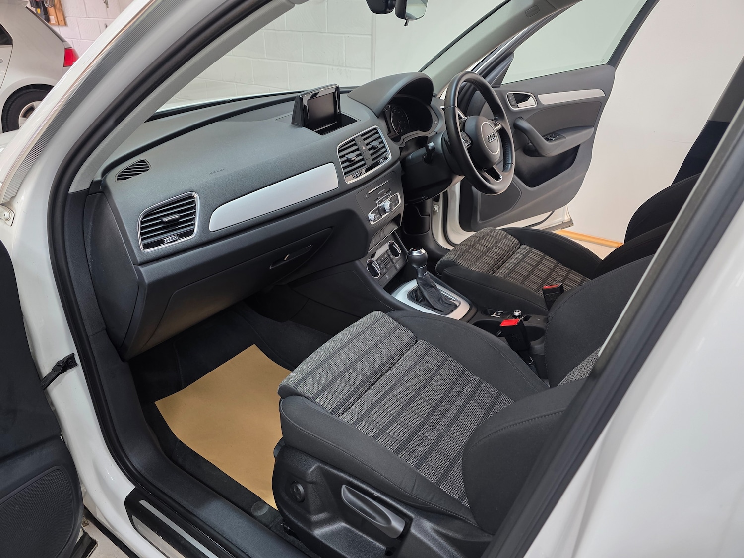 Used Audi Q3 2016 for sale - 77247699: Photo 2