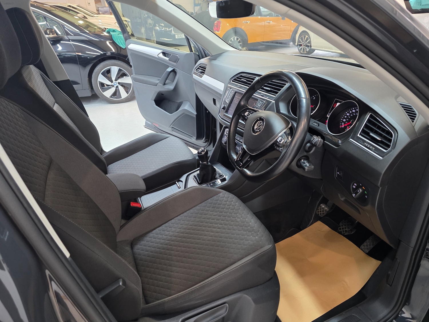 Used Volkswagen Tiguan 2017 for sale - 77247695: Photo 2