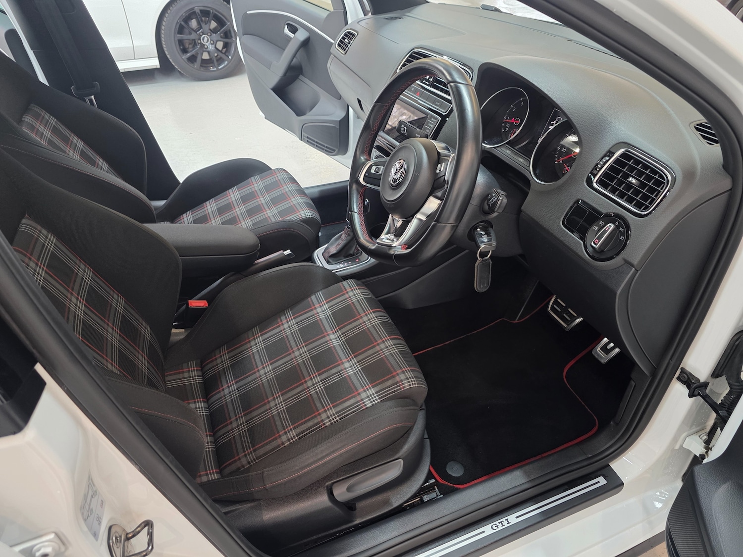 Used Volkswagen Polo 2016 for sale - 76590690: Photo 2