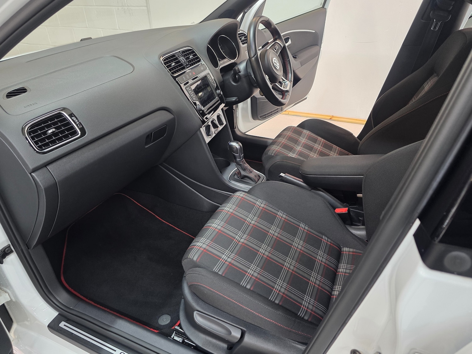 Used Volkswagen Polo 2016 for sale - 76590690: Photo 4