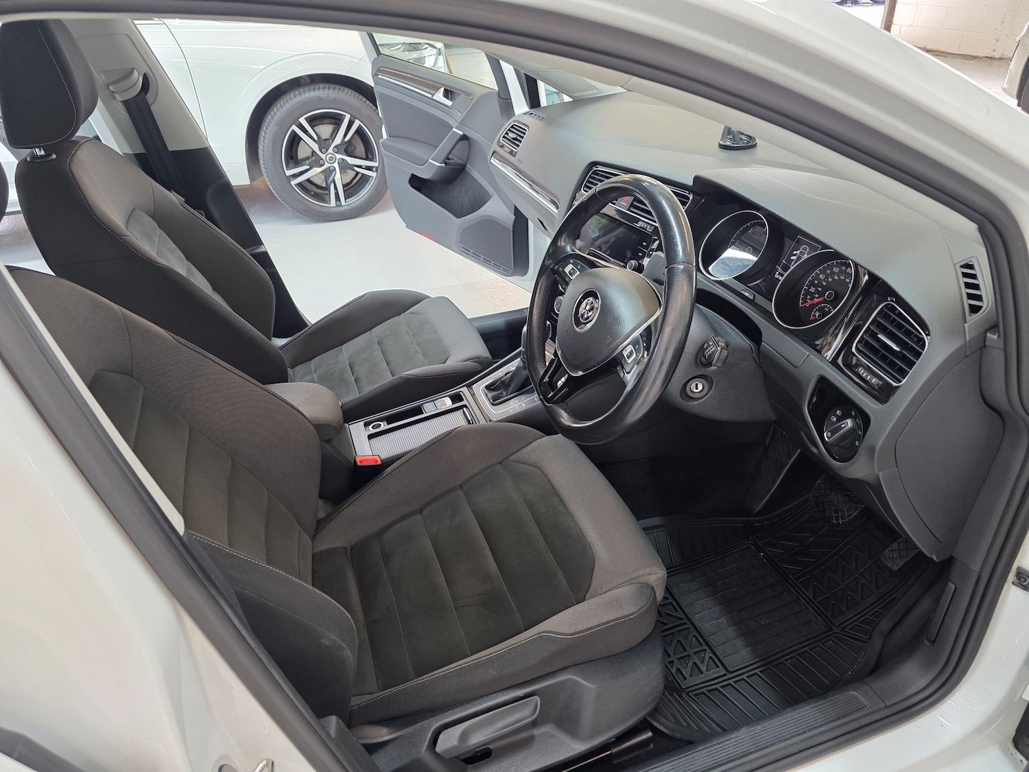 Used Volkswagen Golf 2017 for sale - 76604324: Photo 2