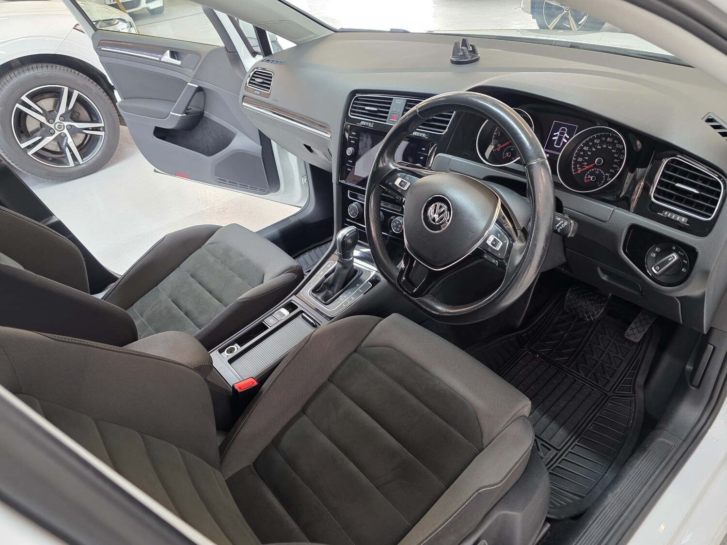 Used Volkswagen Golf 2017 for sale - 76604324: Photo 28