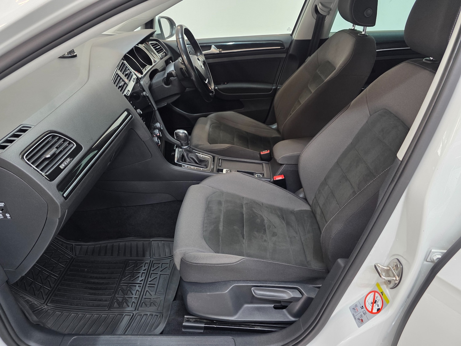 Used Volkswagen Golf 2017 for sale - 76604324: Photo 41