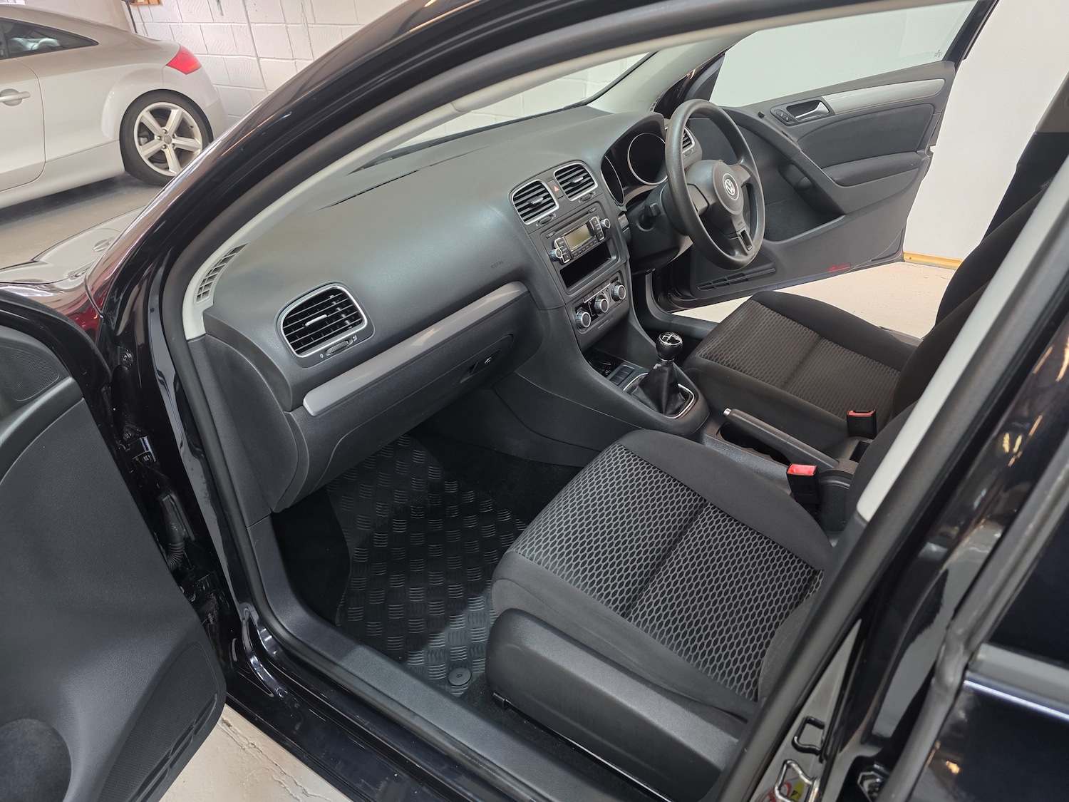 Used Volkswagen Golf 2010 for sale - 76305342: Photo 2