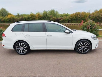 Used Volkswagen Golf 2017 for sale - 76165132: Photo 2