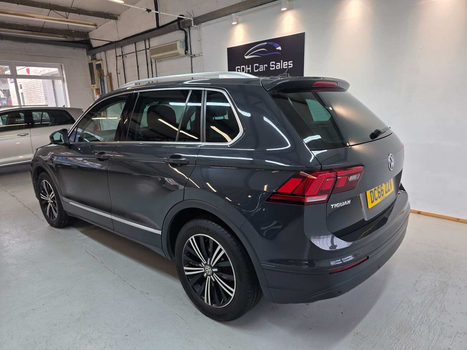 Used Volkswagen Tiguan 2017 for sale - 76819732: Photo 3