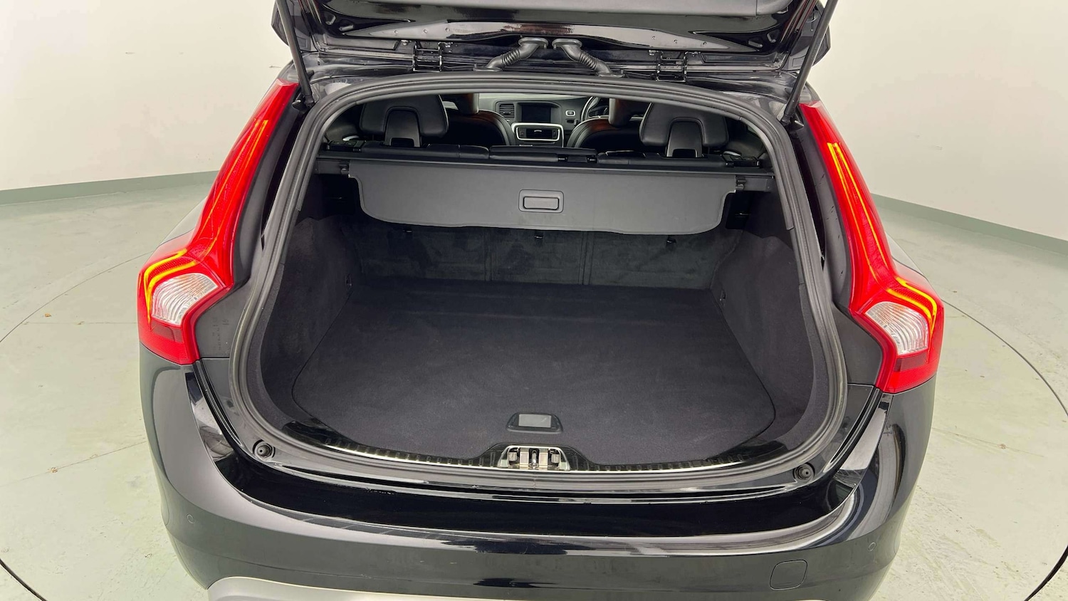 Used Volvo V60 2017 for sale - 76569331: Photo 3