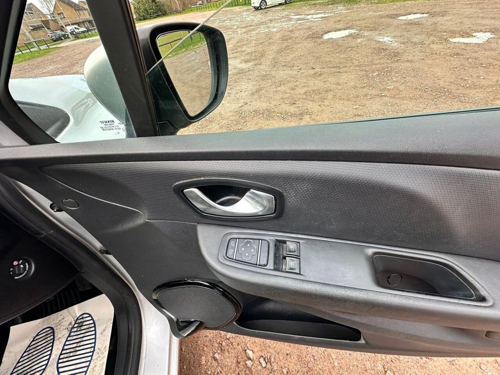 Used Renault Clio 2017 for sale - 76888591: Photo 26