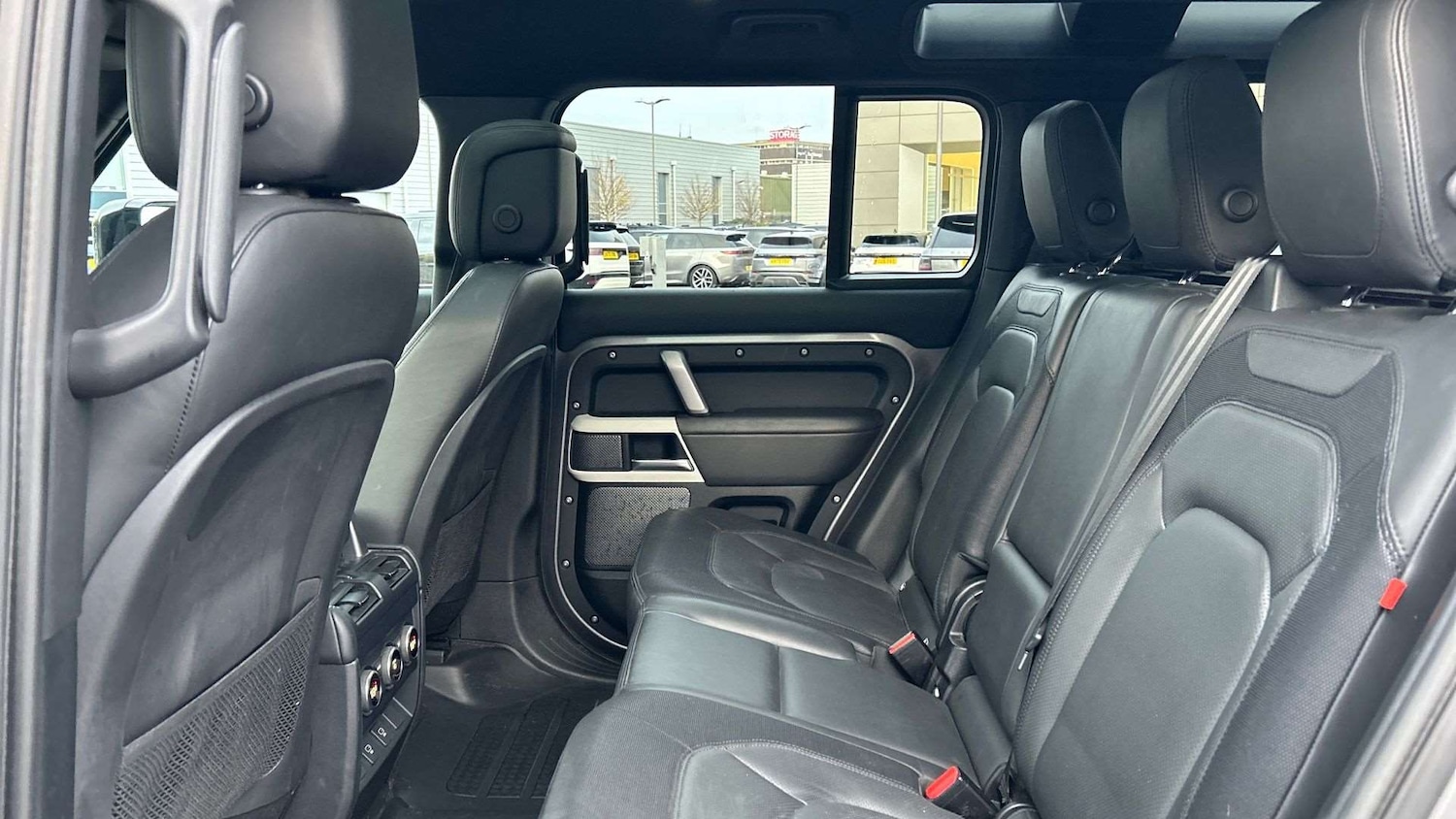 Used Land Rover Defender 2022 for sale - 77068548: Photo 4