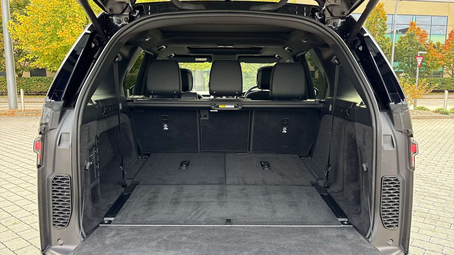 Used Land Rover Discovery 2024 for sale - 76100637: Photo 10