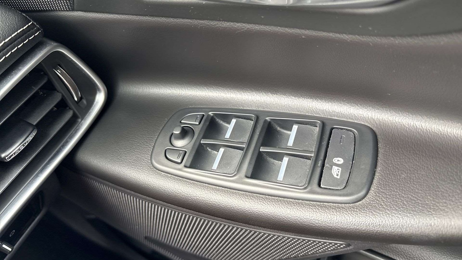 Used Jaguar XE for sale - 76100623: Photo 25