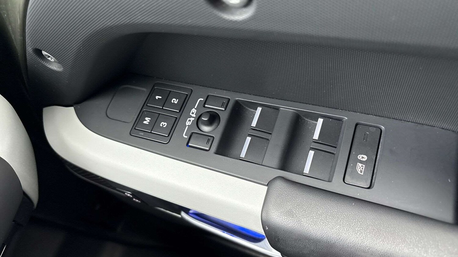 Used Land Rover Defender 2023 for sale - 76421113: Photo 25