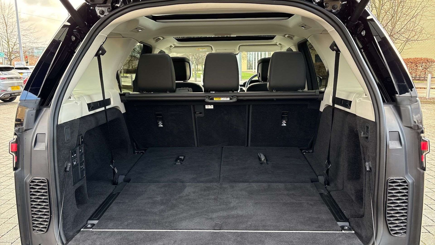 Used Land Rover Discovery 2024 for sale - 76875810: Photo 10