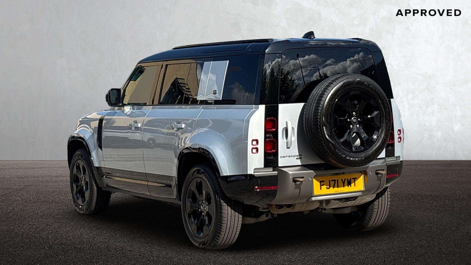 Used Land Rover Defender 2021 for sale - 76351552: Photo 2