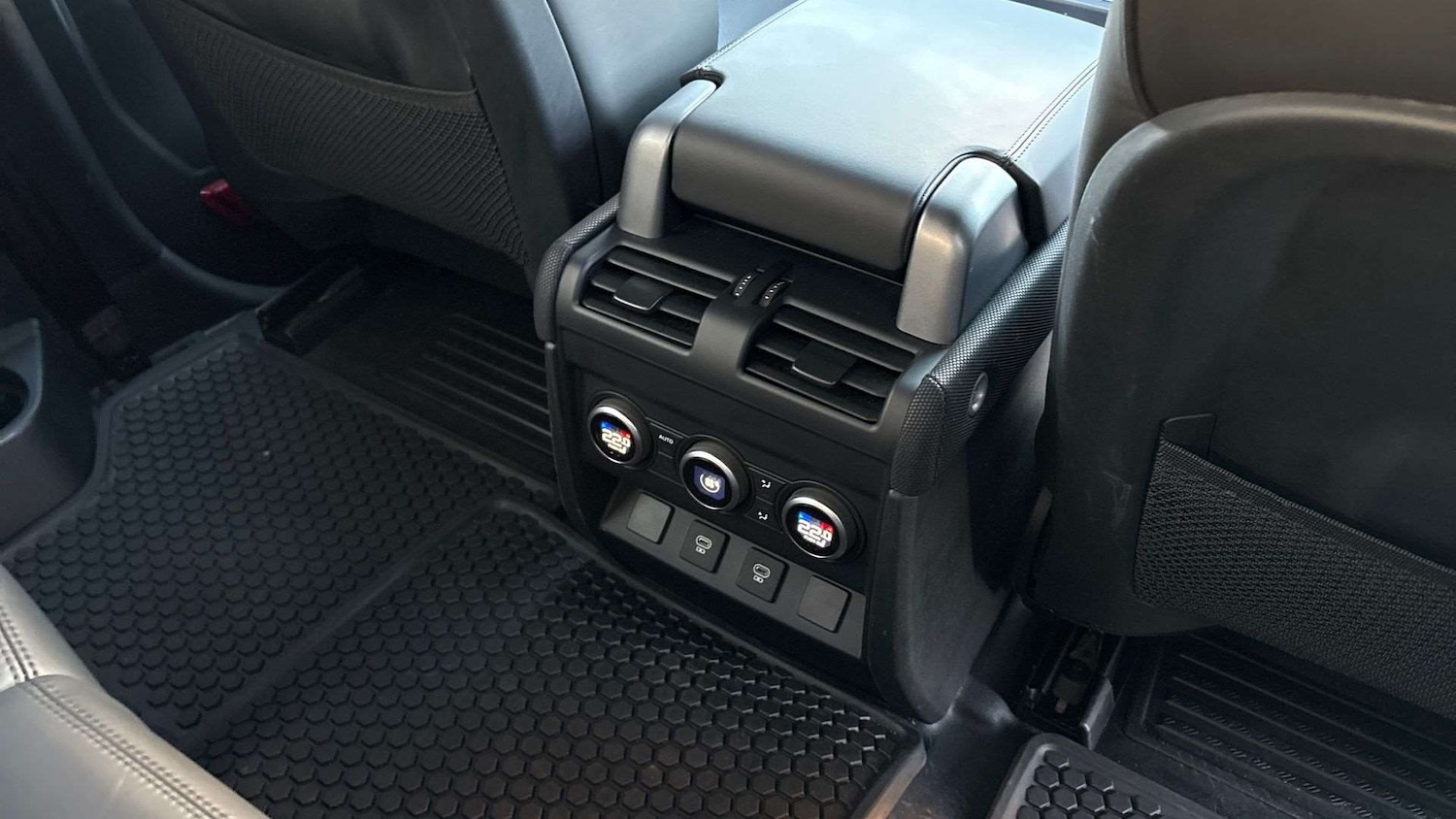 Used Land Rover Defender 2023 for sale - 76564320: Photo 18