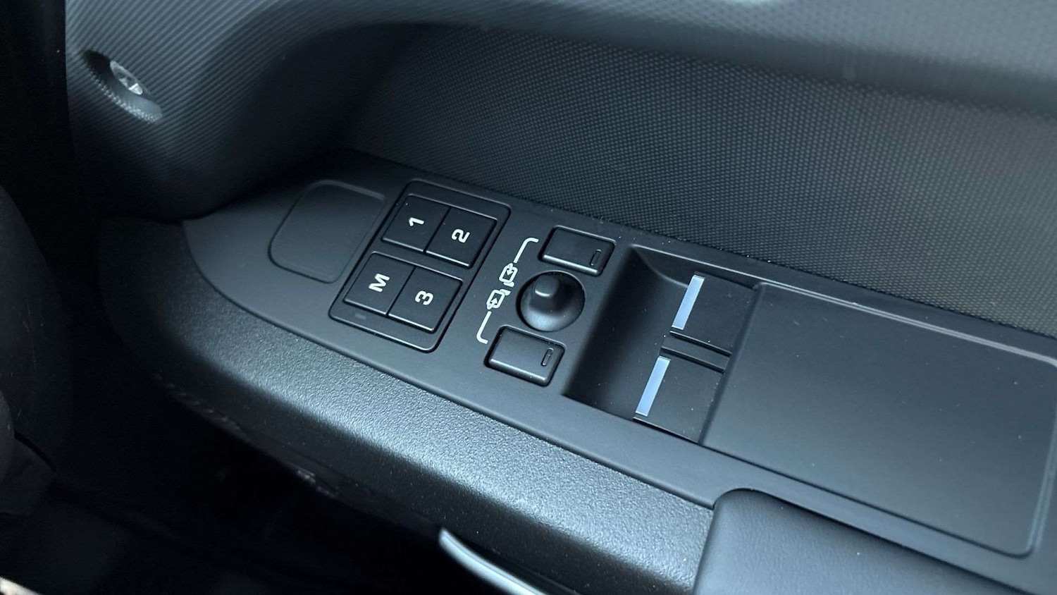 Used Land Rover Defender 2023 for sale - 76564320: Photo 25