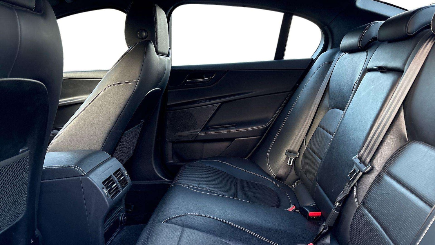 Used Jaguar XE 2018 for sale - 77103106: Photo 4