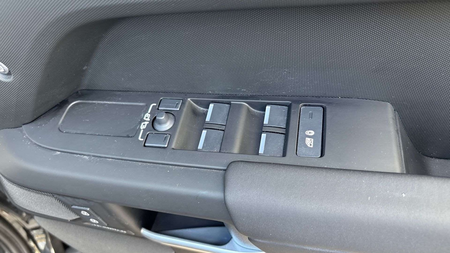 Used Land Rover Defender 2025 for sale - 76475981: Photo 25