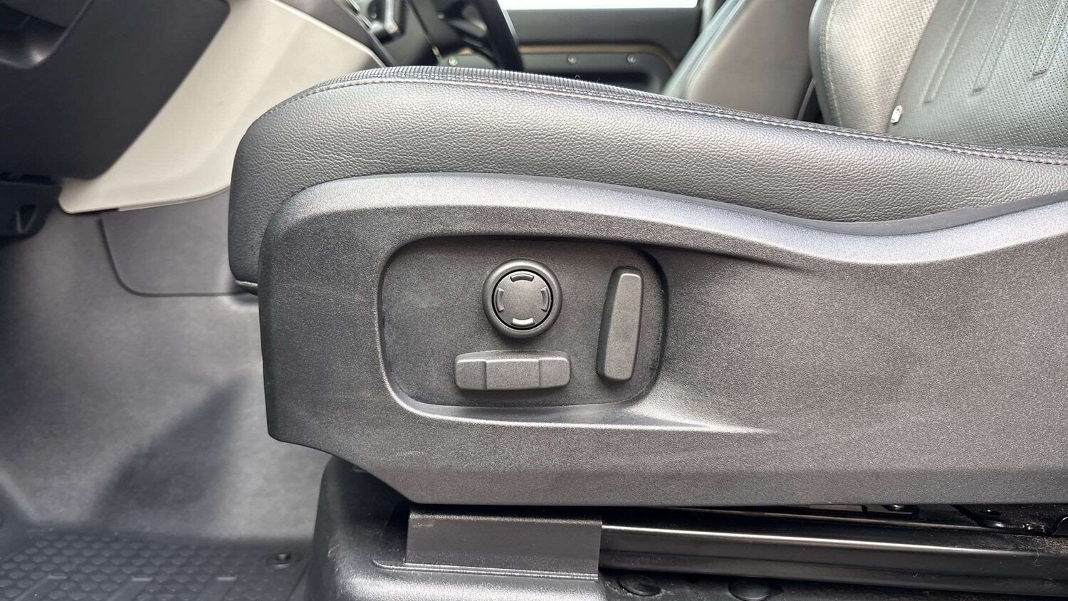 Used Land Rover Defender 2021 for sale - 77661118: Photo 34