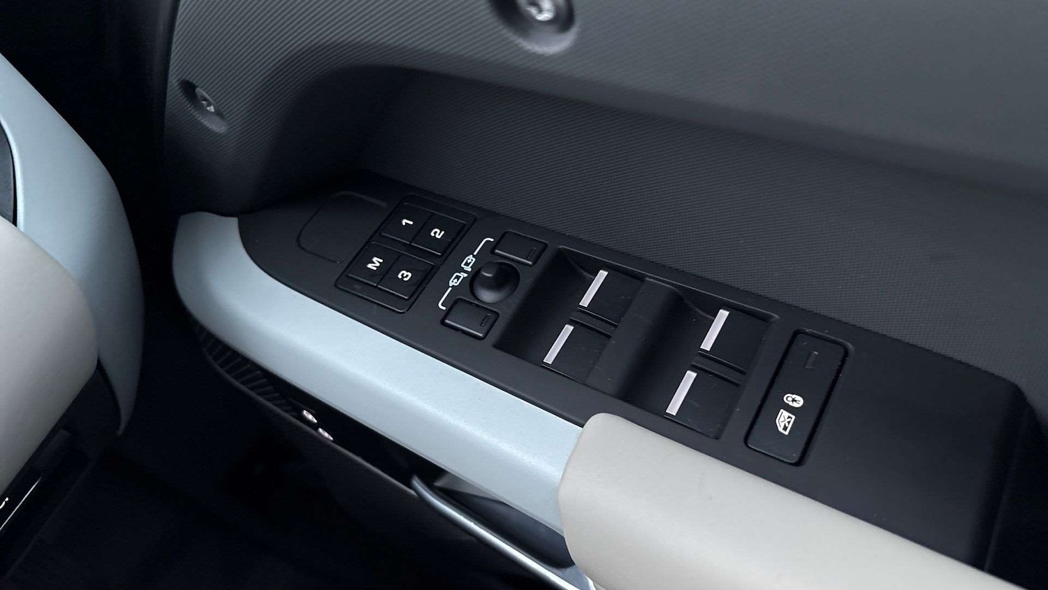 Used Land Rover Defender 2024 for sale - 76718265: Photo 25