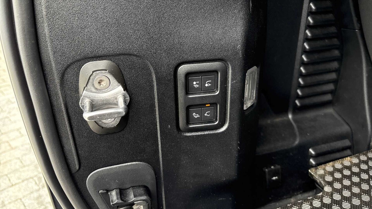 Used Land Rover Defender 2023 for sale - 76610712: Photo 27