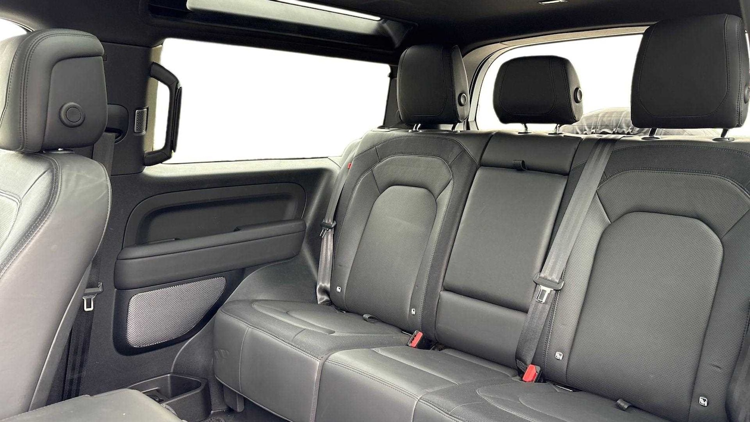 Used Land Rover Defender 2023 for sale - 76610712: Photo 4