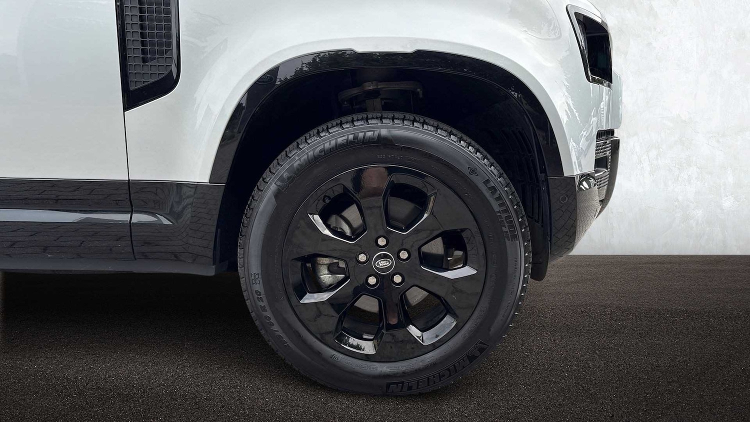 Used Land Rover Defender 2023 for sale - 76610712: Photo 8