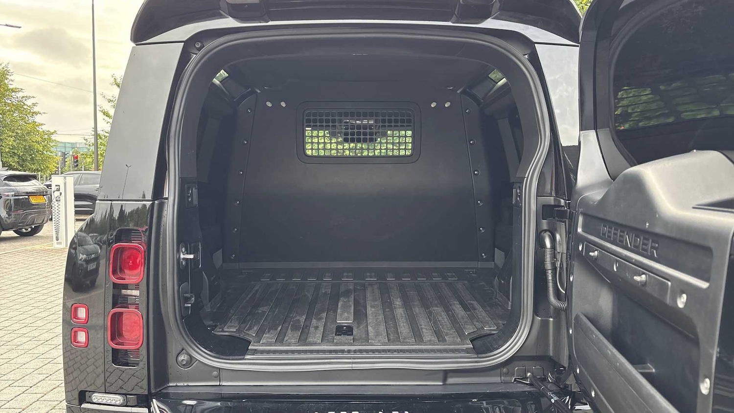 Used Land Rover Defender 2023 for sale - 76610497: Photo 10