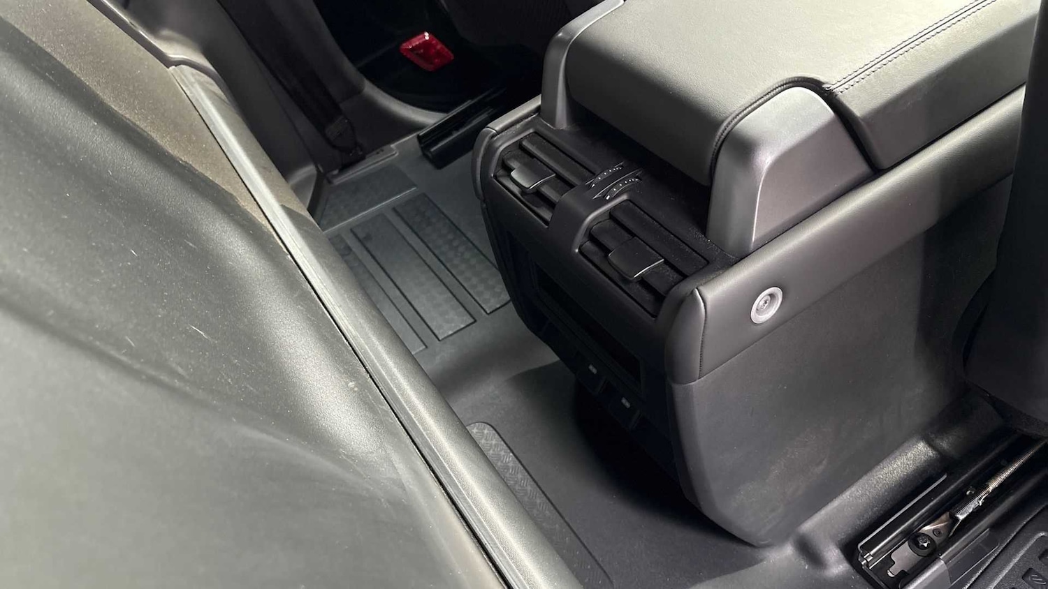 Used Land Rover Defender 2023 for sale - 76610497: Photo 18