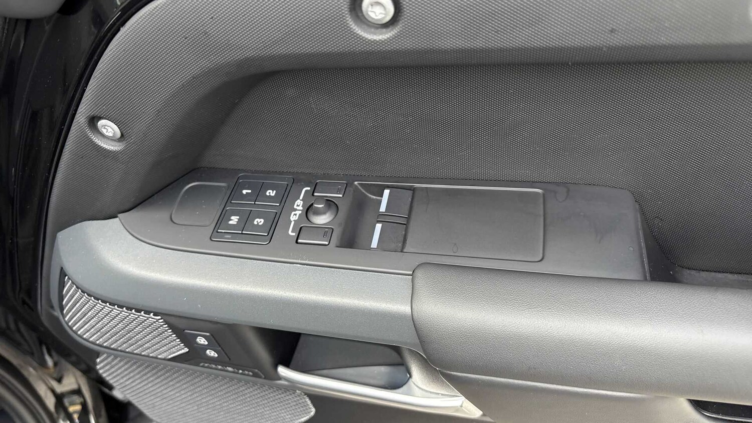 Used Land Rover Defender 2023 for sale - 76610497: Photo 25