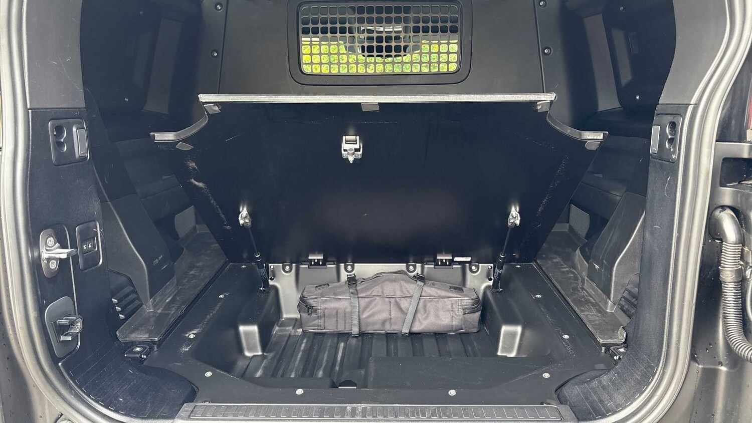 Used Land Rover Defender 2023 for sale - 76610497: Photo 29