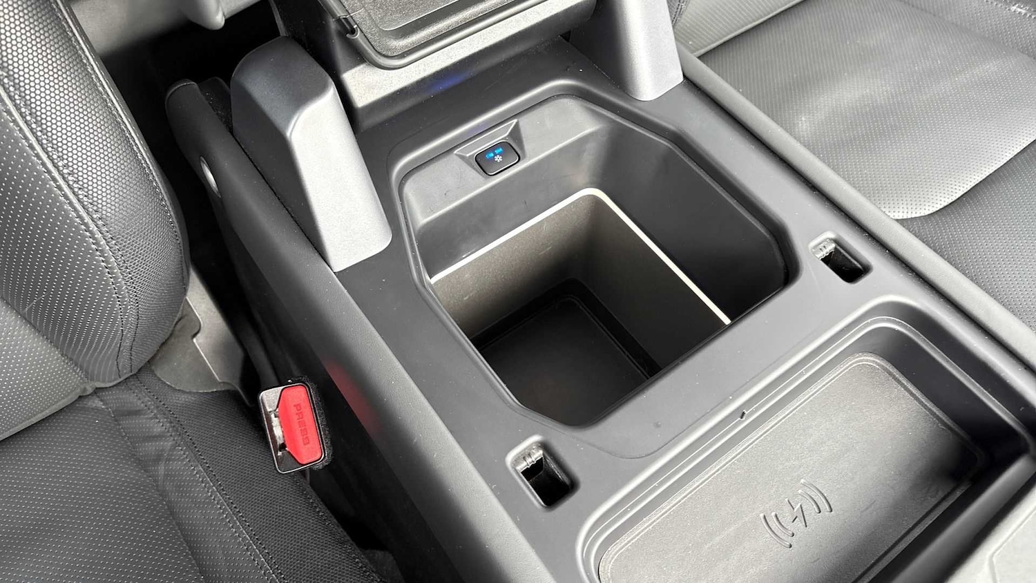 Used Land Rover Defender 2023 for sale - 76610497: Photo 32