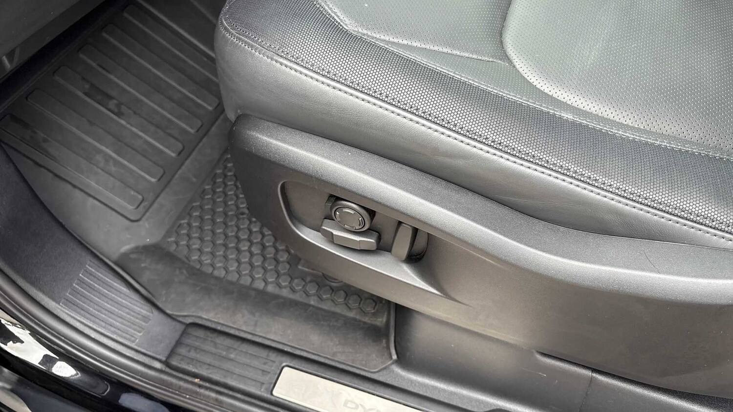 Used Land Rover Defender 2023 for sale - 76610497: Photo 34