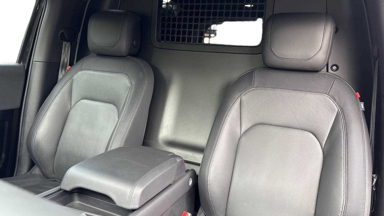 Used Land Rover Defender 2023 for sale - 76610497: Photo 4