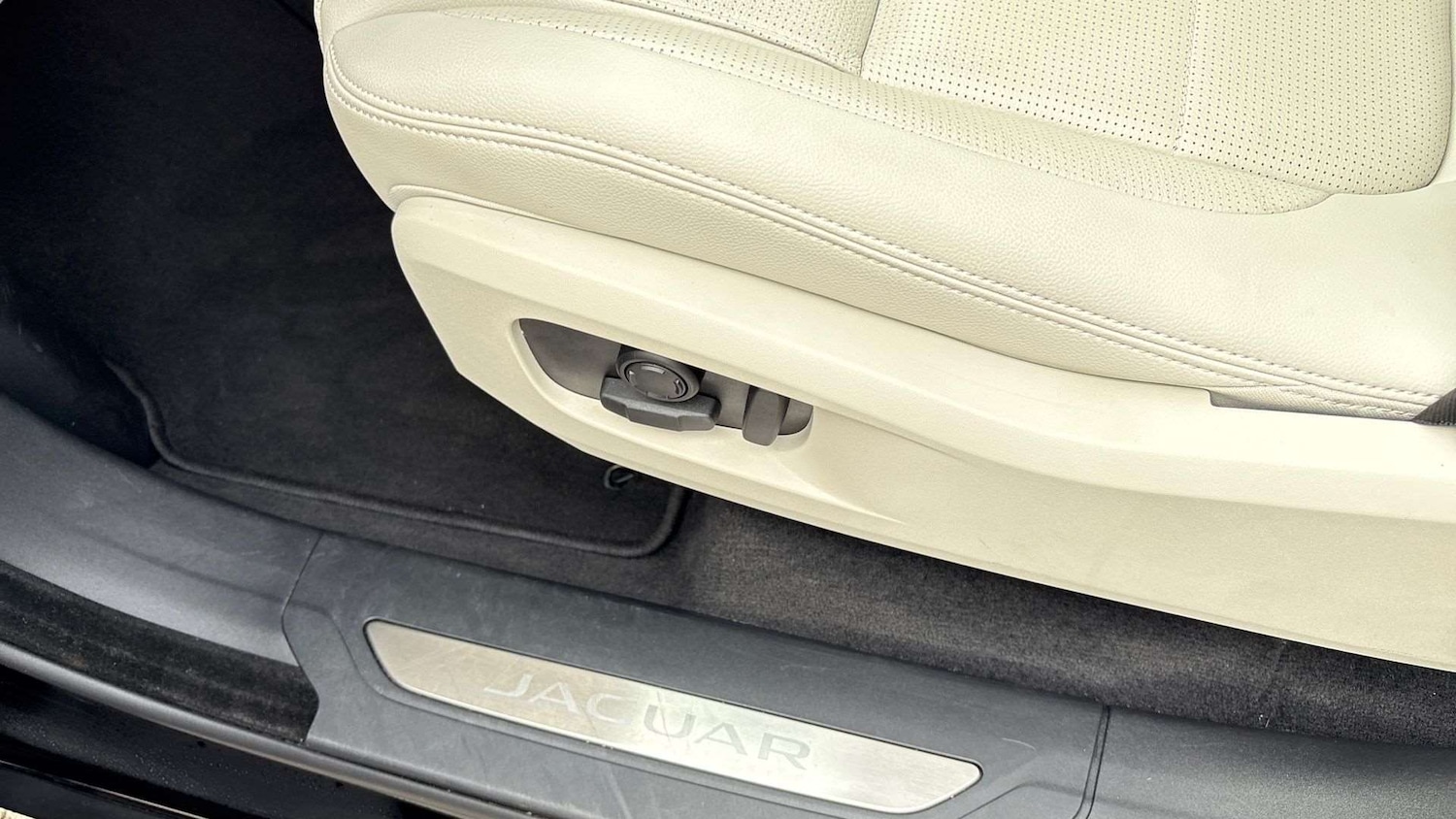 Used Jaguar F-Pace 2023 for sale - 77011208: Photo 32