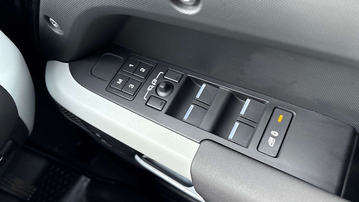 Used Land Rover Defender 2024 for sale - 76435728: Photo 25