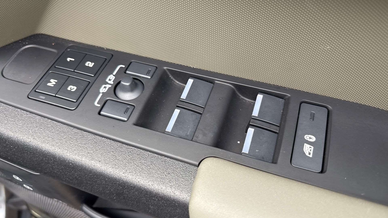 Used Land Rover Defender 2025 for sale - 76692012: Photo 25